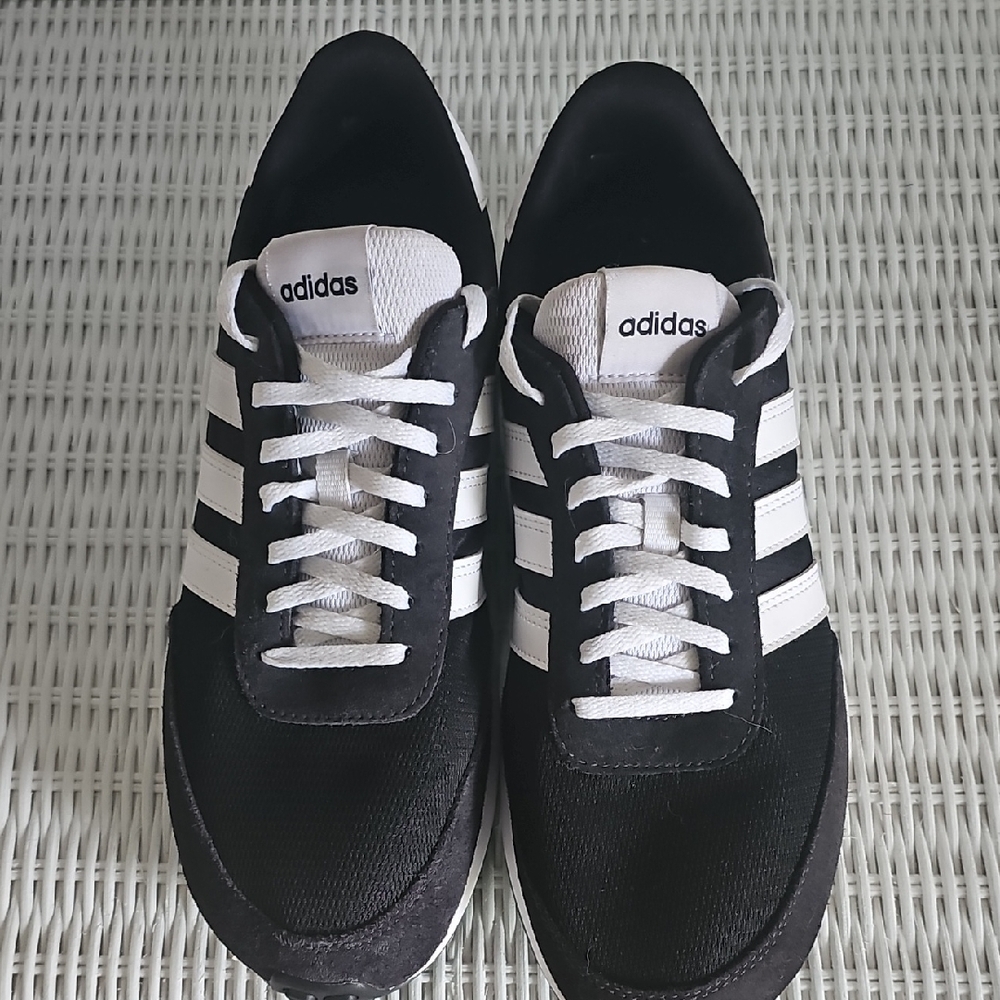 LIKE NEW! Iconic Adidas Classic Black and White Sneakers. M-8.5/W-10. - Picture 3 of 12